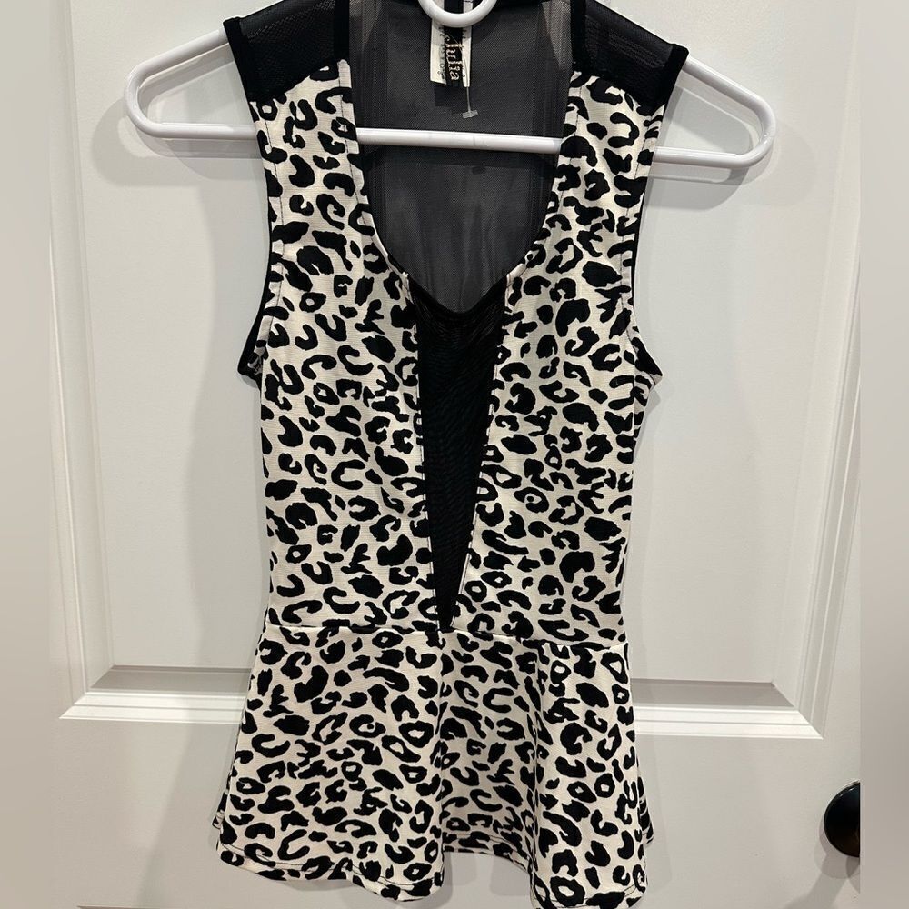 Julia size small fitted leopard sleeveless top shirt